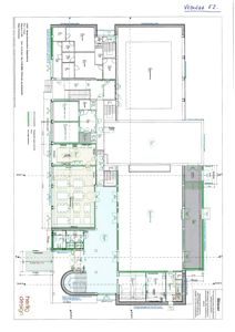 Etasjeplan (vedlegg E2) som viser romfordeling, vegger, dører og møblering for et kontorbygg.