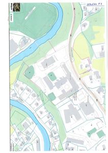 Situasjonsplan som viser bygningers plassering, tomtegrenser, veier og vannløp i området.