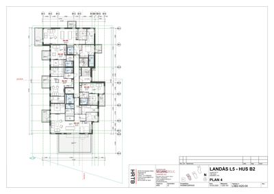 Etasjeplan (PLAN 4) som viser romfordeling, mål og inngangsplassering for en bolig.