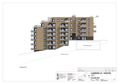 Fasadetegning av en fleretasjes bygning sett fra øst, med arkitektoniske detaljer og høydemålinger.