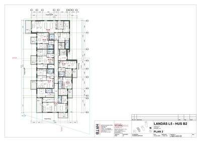Etasjeplan (PLAN 2) som viser romfordeling, veggtykkelse og mål for et hus.
