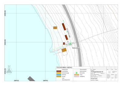 Situasjonsplan som viser tomtens beliggenhet ved kysten, med omgivende terreng (konturlinjer), eksisterende og planlagt bebyggelse, vei (Stormveien), vann (SP 1800) og overvannsledning.