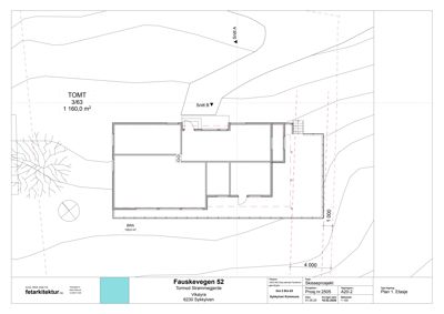 Etasjeplan (Plan 1) som viser romfordeling, veggposisjon og mål på tomten for et hus.