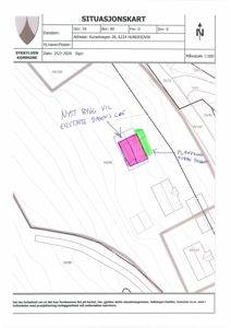 Situasjonskart som viser eiendomsnummer, adresse, topografi (konturlinjer), naboeiendommer og planlagt byggeplass med merking av 'NYT BYGG' og 'PLANERING FORAN BYGG'.