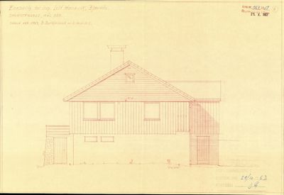 Fasadetegning av en enebolig (syvestfasade) med tegning av tak, vinduer, dører og veggmønster.