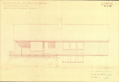 Fasadetegning (sydvestfasade) av en enebolig med tegningstegninger, mål og dato.