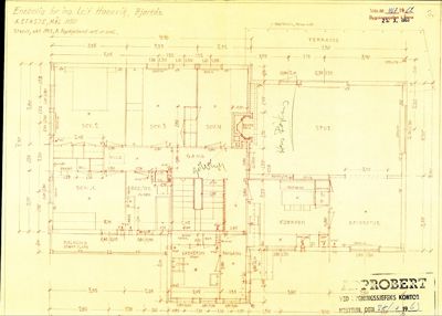 Etasjeplan for enebolig i Bjerkreim, med romfordeling, mål og arkitektoniske detaljer.
