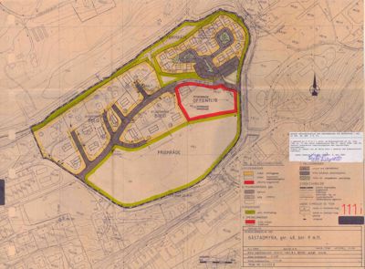 Situasjonsplan som viser tomtens grenser, bebyggelse, veier og arealbruk.