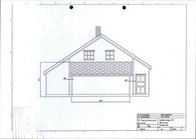 Fasadetegning som viser fronten av et hus sett fra forfra, inkludert tak, vinduer, dør og mål.