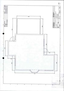 Etasjeplan eller plantegning som viser romfordeling og mål for en bygning.