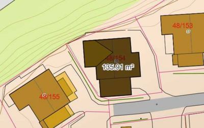 Situasjonsplan som viser tomtene, bygningenes plassering og areal (135.91 m²).