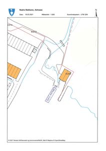 Situasjonsplan som viser tomtens beliggenhet, grenser, nabolag og topografi.