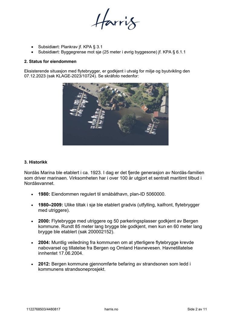 Luftfoto av eksisterende situasjon med flytebrygger og eiendom ved sjø.