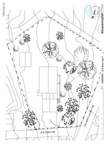 Situasjonsplan som viser bygningens plassering på tomten, omgivende vegnett (Erik Bues veg, Thorstein Lundes veg), terrengforhold og beplantning.
