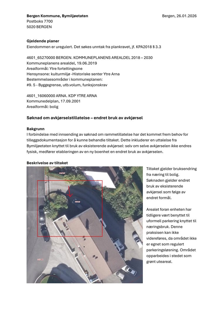 Luftfoto (flyfoto) av en tomt med en bygning, parkeringsplass og omgivelser, markert med en rød rektangel.