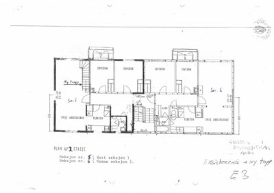 Plantegning av 2. etasje som viser romfordeling, dører, vinduer og trapp. Tegningen inneholder også håndskrevne notater om endringer.