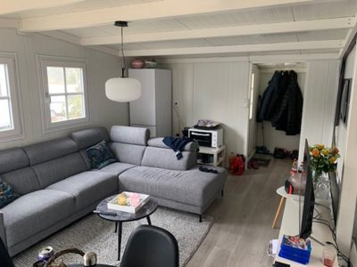 Fotografi av et innvendig rom (stue) med møbler og interiør.