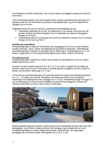 Fotografi av en boligbebyggelse med snødekke, inkludert hus, bil og hageanlegg.