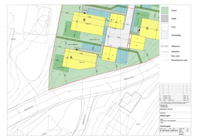 Situasjonsplan som viser tomtens form, grenser, eksisterende og nye koler, samt plassering av nye bygninger (A, B, E) og overflater (gress, asfalt, grus, sneopplag).