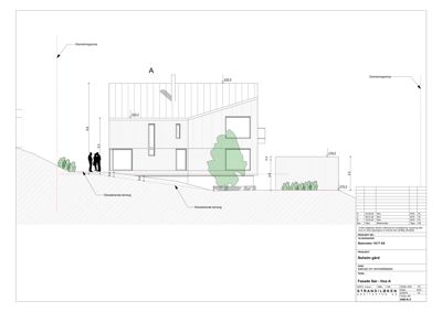 Fasadetegning (opprikk) av en bygning sett fra siden, med mål og eksisterende terreng.