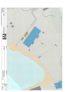 Situasjonsplan som viser tomtens form, vannkropp, eksisterende bygninger og planlagte bygninger med markører for snittegninger.