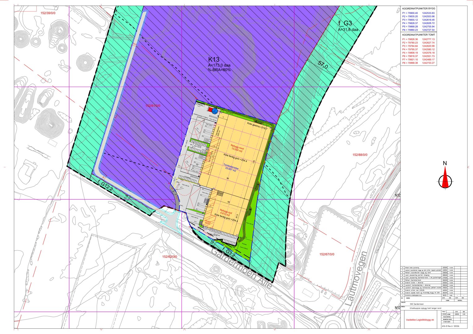 Situasjonsplan som viser bygningens plassering på tomten i forhold til nabotomter, vegger (Bekkenmolen Alle, Laurmoyegen) og reguleringsområder (K13, f. G3).