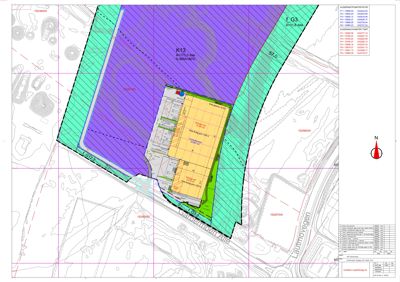 Situasjonsplan som viser bygningens plassering på tomten i forhold til nabotomter, vegger (Bekkenmolen Alle, Laurmoyegen) og reguleringsområder (K13, f. G3).
