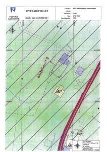 Oversiktskart (situasjonsplan) som viser tomtens beliggenhet, nabolag, infrastruktur (vei) og bygningsplasseringer.