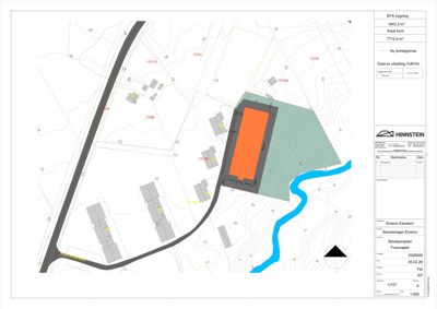 Situasjonsplan som viser tomtens beliggenhet, nabolag, høydeforhold og planlagt bygning.
