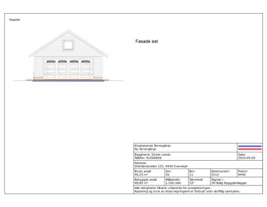 Fasadetegning av en bygning sett fra øst, med detaljer om tak, vinduer og veggmønster.