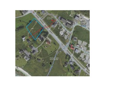 Situasjonsplan som viser tomtens plassering i forhold til nabolag, veier og infrastruktur (vannledning, fiber).