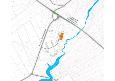 Situasjonsplan som viser bygningens plassering i forhold til Fv 8240, Skålanveien, og Euroveien 10. Planen inkluderer også topografi (konturlinjer), vannløp og nabolag.