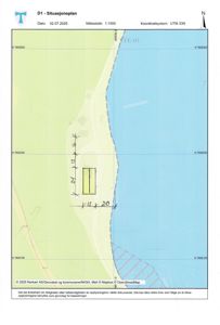 Situasjonsplan (D1) som viser tomtens beliggenhet i forhold til nabolag, vann og vei. Planen inneholder mål på tomtens dimensjoner, koordinatsystem (UTM 33N) og en nordpil.