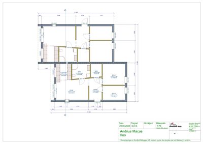 Etasjeplan for en bolig med romfordeling, dører, vinduer og mål.