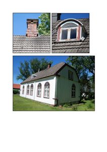 Fotografi av en hvit, langhusformet bygning med grønt tak og flere vinduer, inkludert et mansjettvindue.