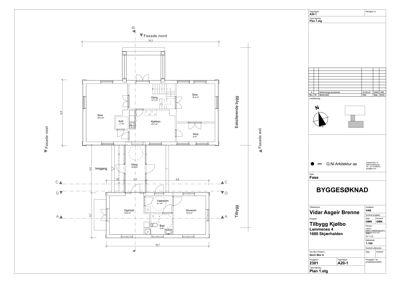 Etasjeplan (Plan 1.etg) som viser romfordeling, dører, vinduer og mål for et hus.