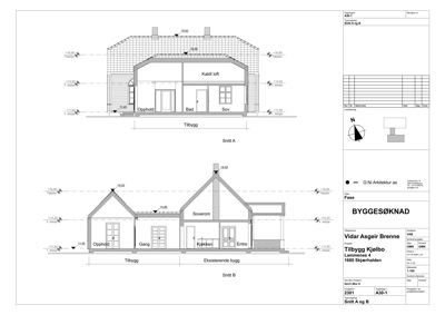 Tegning som viser tverrsnitt (Snitt A og B) av en bygning, inkludert romfordeling, høyder og konstruksjonsdetaljer.