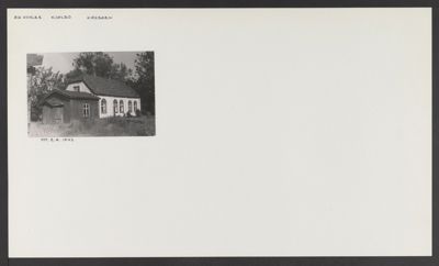 Sort-hvitt fotografi av en liten bygning (kanskje en uthus eller gammel skole) tatt i 1943.