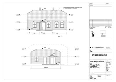 Snittegning (Snitt C og D) som viser bygningens tverrsnitt, høyder, takform og romfordeling.