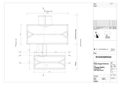 Tegning som viser takplanen (takets form og utforming) sett fra oven, med angitte mål og orientering (nord, øst, vest).