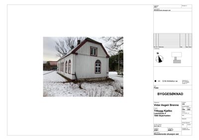 Fotografi av en eksisterende hvit, trepanelert bygning med rødt tak og vinduer, sett fra øst. Bildet er inkludert i et arkitektarkiv med tegningsinformasjon på høyre side.