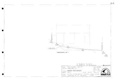 En teknisk tegning som viser et terrengprofil (Terrengprofil NR 7) med høydemål og en skisse over bygningens grunnplan.