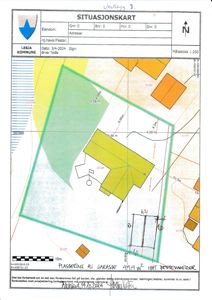 Situasjonskart som viser eiendomsgranser, bygningers plassering og mål på tomta.