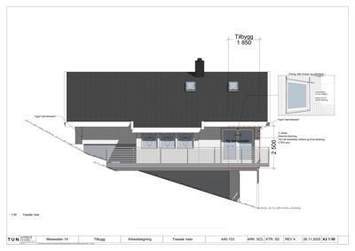 Fasadetegning (Fasade Vest) som viser bygningens utseende, takform, vinduer, trapp og tilbygg med mål og detaljer.