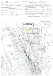 Situasjonskart som viser tomtens beliggenhet, grenser, høydemålerlinjer og nabolag.
