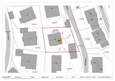 Situasjonsplan som viser tomtegrenser, nabobebyggelse, veier og en markert tilbyggingsareal.