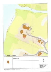 Kartutsnitt som viser tomtens form, grenser, høydemålermerker (kontur) og plassering av bygninger i forhold til veier og vann.