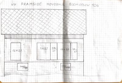 Håndtegnet oppriss av en ny fasade (framside) for hovedhuset på Bjøavegen 106, med angitte mål på vinduer og dører.