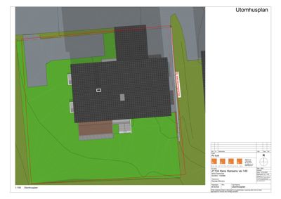 Situasjonsplan som viser bygningens plassering på tomten, med omgivende vegger og terrengform.