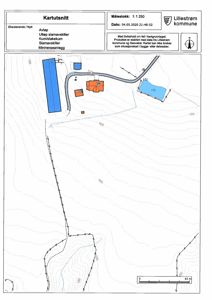 Kartutsnitt som viser eksisterende og planlagt anlegg (slamavskiller, kum, vegger) med høydemålerlinjer og bygningsplassering.